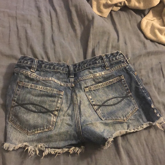 AEO blue distressed mid rise loose fit jean shorts - Picture 2 of 3